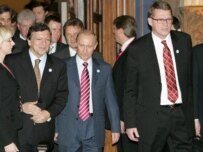 Russian President Vladimir Putin (center) with Finnish Prime Minister Matti Vanhanen (righ) and the European Commission's president, Jose Manuel Barroso (epa)