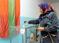 An elderly woman voting in the September 17 referendum on independence for Transdniester (ITAR-TASS)