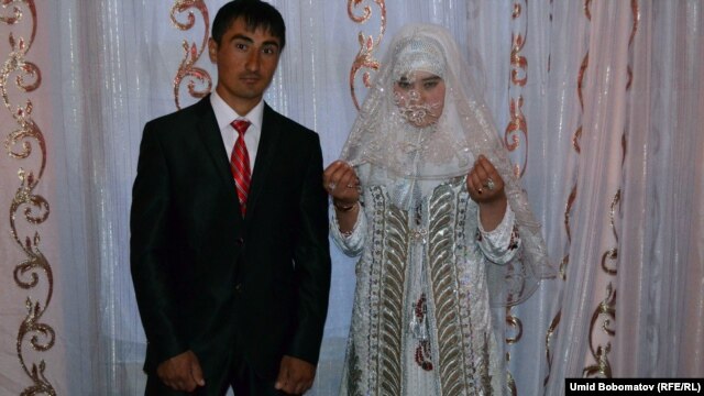 Новобрачные Анвар Алиев и Наргиз. Таджикское село Ошоба, 26 апреля 2015 года.