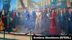 Картина с изображением президента Казахстана Нурсултана Назарбаева в холле Казахского гуманитарно-юридического университета.