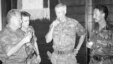 General Ratko Mladić (levo) nazdravlja sa holandskim komandanta UN snaga Tomom Karremansom (drugi s desna), ostali prisutni su nepoznati, Potočari, 12. jul 1995.