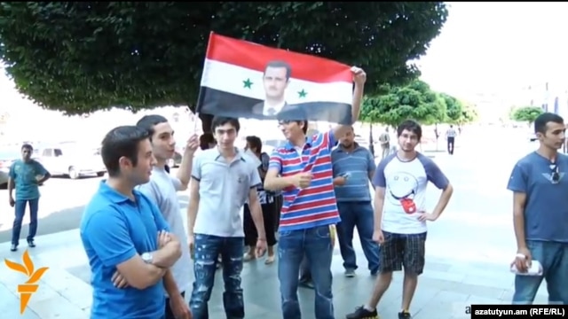 Armenia - Syrian Armenians demonstrate outside the prime minister's office in Yerevan, 19Jul2012.
