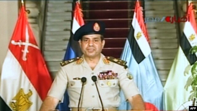  فرمانده کل نیروهای مسلح مصر در حال قرائت بیانیه  خلع مرسی