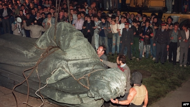 1991, avqust. Kütlə DTK-nın qurucusu Feliks Dzerjinskinin heykəlini belə yıxmışdı