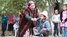 Бала сүндет тойында отыр. Қырғызстан, 14 қыркүйек 2011 жыл. (Көрнекі сурет)