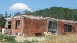 Nedovršena kuća koja prokišnjava
