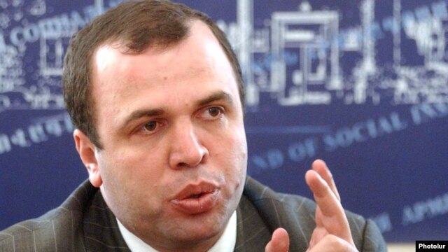 Armenia -- Vazgen Khachikian, head of state social security service gives a press conference in Yerevan, 25Nov2009