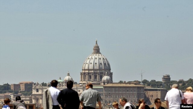 A prediction that a huge earthquake would destroy Rome today prompted fear in some and giggles of ridicule in others.