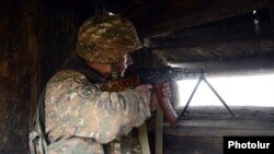 Армянский военнослужащий на посту на границе с Азербайджаном. Иллюстративное фото.