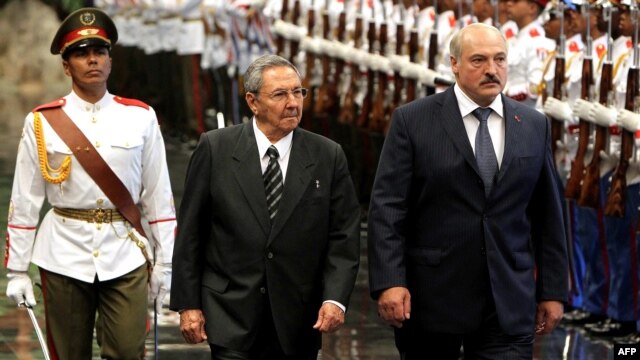 Belarus President Alyaksander Lukashenka (right) is received by Cuban President Raul Castro at the Revolution Palace in Havana on June 25.