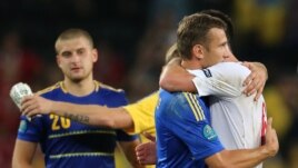 Zagrljaj Andrija Ševčenka i Johna Teryja nakon utakmice između Ukrajine i Engleske