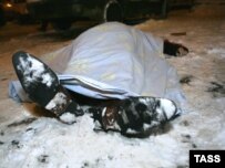 Shepiyev's body at the site of the shooting in Moscow