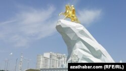 Памятник президенту Гурбангулы Бердымухаммедову.
