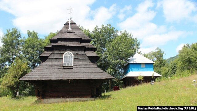 Поряд із собором – дзвіниця, яка потребує ремонту. Для збереження свого часу її обшили металом, зараз їй планують повернути до первісного вигляду (вкрити деревом)