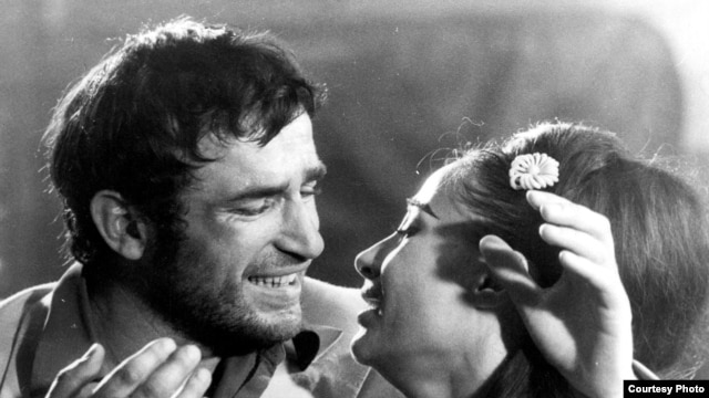 Bekim Fehmiu i Olivera Katarina u filmu "Skupljači perja"