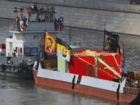 The cross from the Solovki monastery arriving in Moscow (ITAR-TASS)