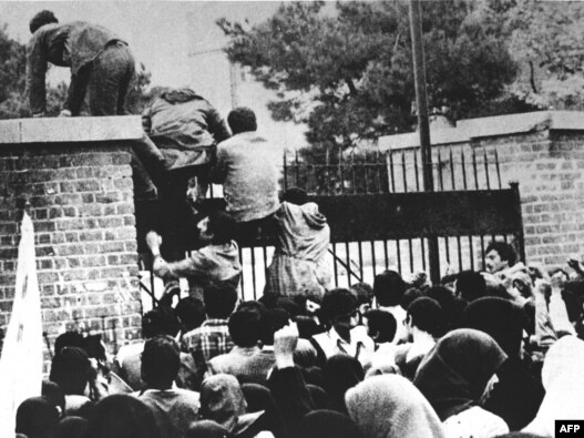  İran tələbələri ABŞ-ın Tehrandakı səfirliyinin divarlarını aşırlar, 4 noyabr 1979 
