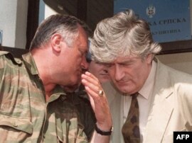 Radovan Karadžić (desno) i Ratko Mladić (levo) na Palama, 05. avgusta 1993.
