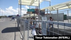 Қырғыз-қазақ шекарасынан өтіп жатқан адамдар. (Көрнекі сурет.)