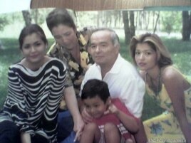 Өзбекстан президенті Ислам Кәрімовтың әйелі, қыздары және немересімен түскен суреті.