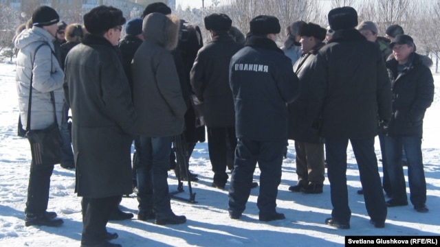 Қарсылық күні акциясына жиналған астаналық белсенділер. Астана, 25 ақпан 2012 жыл.