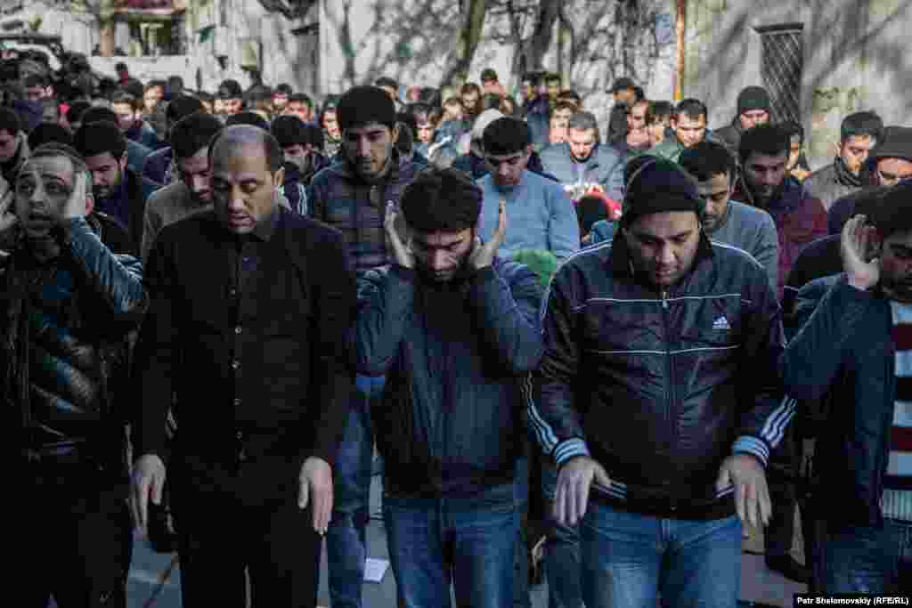 Friday prayers at a Shi'ite mosque
