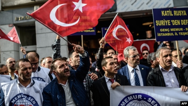 Ресей консулдығы алдына жиылған Түркияның наразы азаматтары. Стамбул, 24 қараша 2015 жыл.