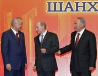 President Karimov (left) and Nazarbaev (right) with Russian President Vladimir Putin at a recent summit (epa)
