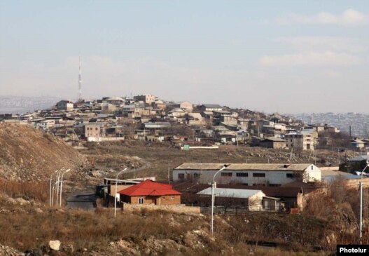 Razdan çayının sahilində yerləşən Noraqüx qəsəbəsi təpəlik ərazidədir