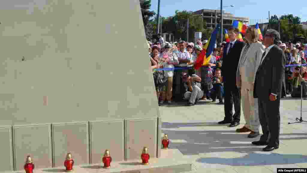 Chisinau Mayor Dorin Chirtoaca (left to right), sculptor Iurie Plato, and Liberal Party leader Mihai Ghimpu pay their respects.