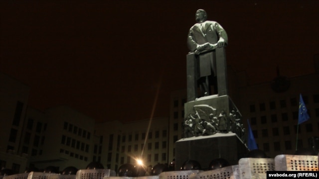 Спэцназ міліцыі абараняе Дом ураду