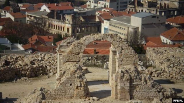 Mostar, ruševine Saborne crkve Svete Trojice, Foto: Tina Jelin