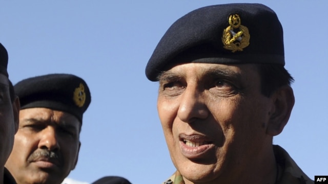 Pakistani Army Chief General Ashfaq Kayani (right)