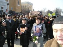 Mourners at Sarsenbaev's funeral in mid-February charged official involvement in his killing (RFE/RL)