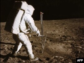 В первый раз люди высадились на Луну в 1969 году.