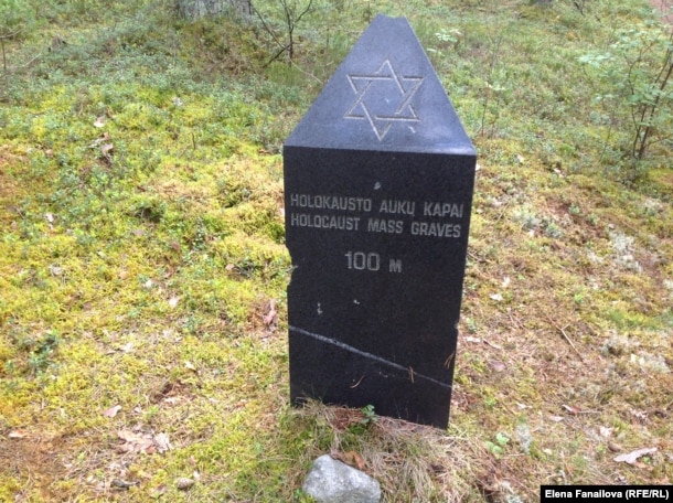 Указатель к мемориалу жертвам Холокоста возле Швенчонаса