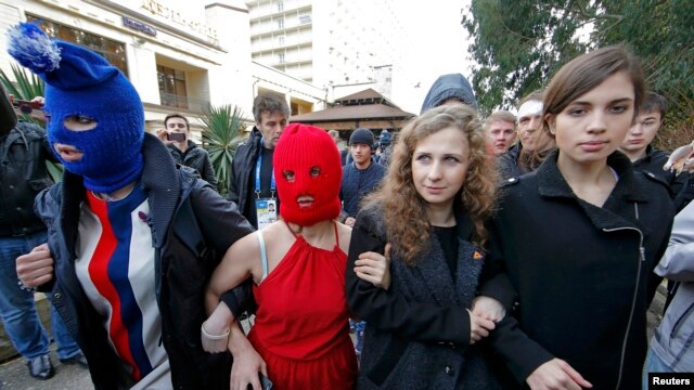 Участницы Pussy Riot на пресс-конференции в Адлере