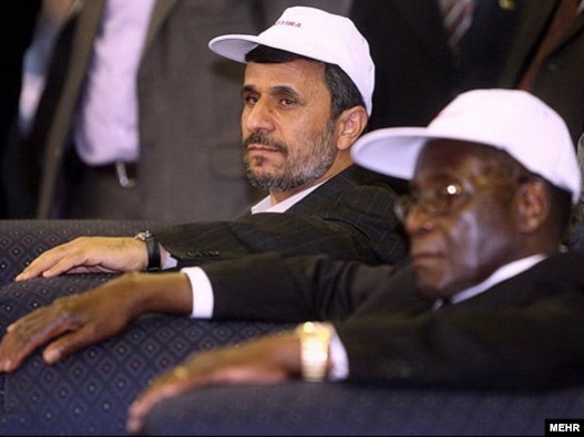 رابرت موگابه (راست)، رییس جمهور زیمبابوه و محمود احمدی نژاد