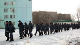 Жаңаөзенде жүрген полицейлер. 17 желтоқсан 2011 жыл.