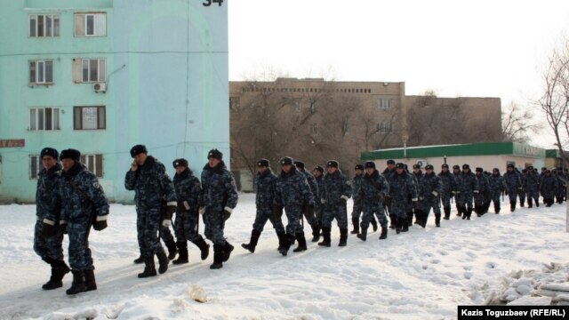 Жаңаөзенде жүрген полицейлер. 17 желтоқсан 2011 жыл.
