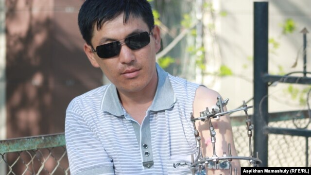 Полицейлер соты бойынша жәбірленуші Естай Сатыбалдиев. Ақтау, 27 сәуір 2012 жыл.