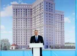 Президент Азербайджану Ільгам Алієв на цеременії відкриття житлового будинку для журналістів, 22 липня 2013 року