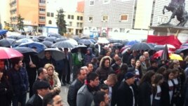Qytetarët në qendër të Prishtinës e ndjekin ekranin e madh televiziv gjatë vendimit të gjykatës së Hagës për lirimin e Haradinajt, Brahimajt dhe Balajt