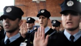 Pjesëtarë të policisë së Kosovës gjatë dhënies së betimit