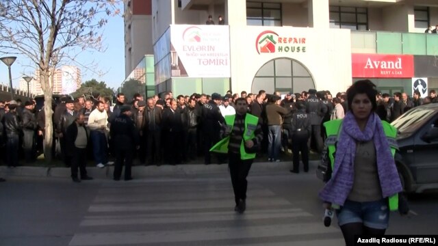 Taxi drivers in Baku on January 16 protest the new regulations on on the use of privately owned automobiles.
