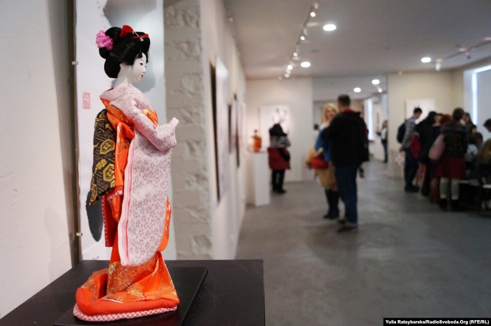 В Музеї українського живопису вперше демонструють японських ляльок