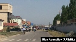 У здания посольства Китая в Кыргызстане после взрыва. Бишкек, 30 августа 2016 года.