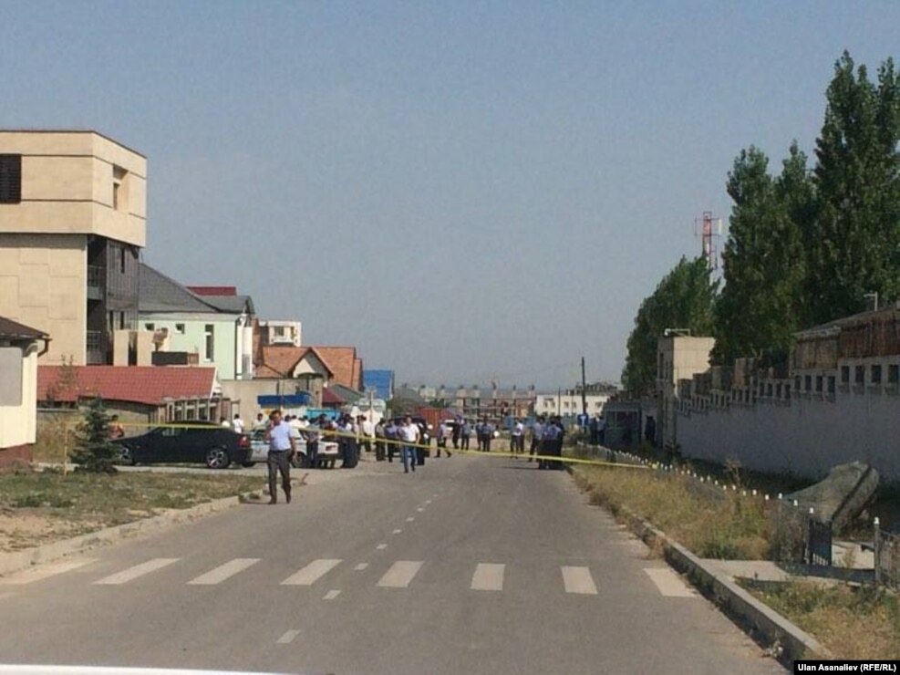 Қазір бұл ауданды полиция қоршап тұр.&nbsp;