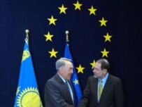Solana (right) with Kazakh President Nursultan Nazarbaev (file) (official site)