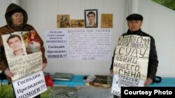 Жители села Белоусовская Глубоковского района Восточно-Казахстанской области Владимир Тарасов и Валентина Тарасова на автобусной остановке вблизи областного акимата проводят акцию «в защиту погибшего сына». Усть-Каменогорск, 1 июня 2016 года.